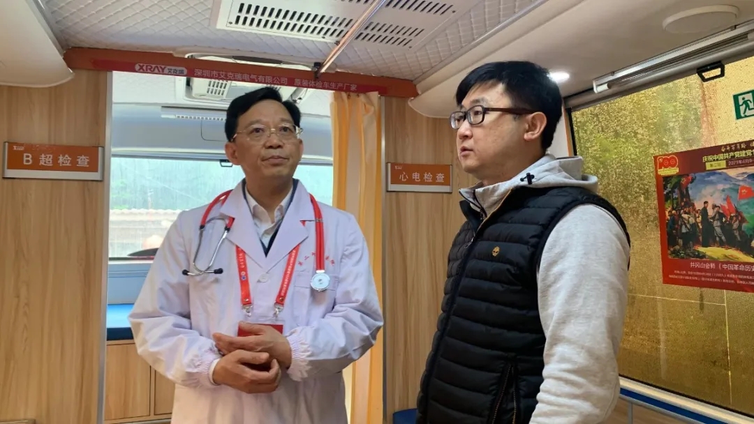 中華醫(yī)學(xué)會(huì)主任委員郭清與艾克瑞副總史臣    深入交流移動(dòng)醫(yī)療車的應(yīng)用及優(yōu)勢